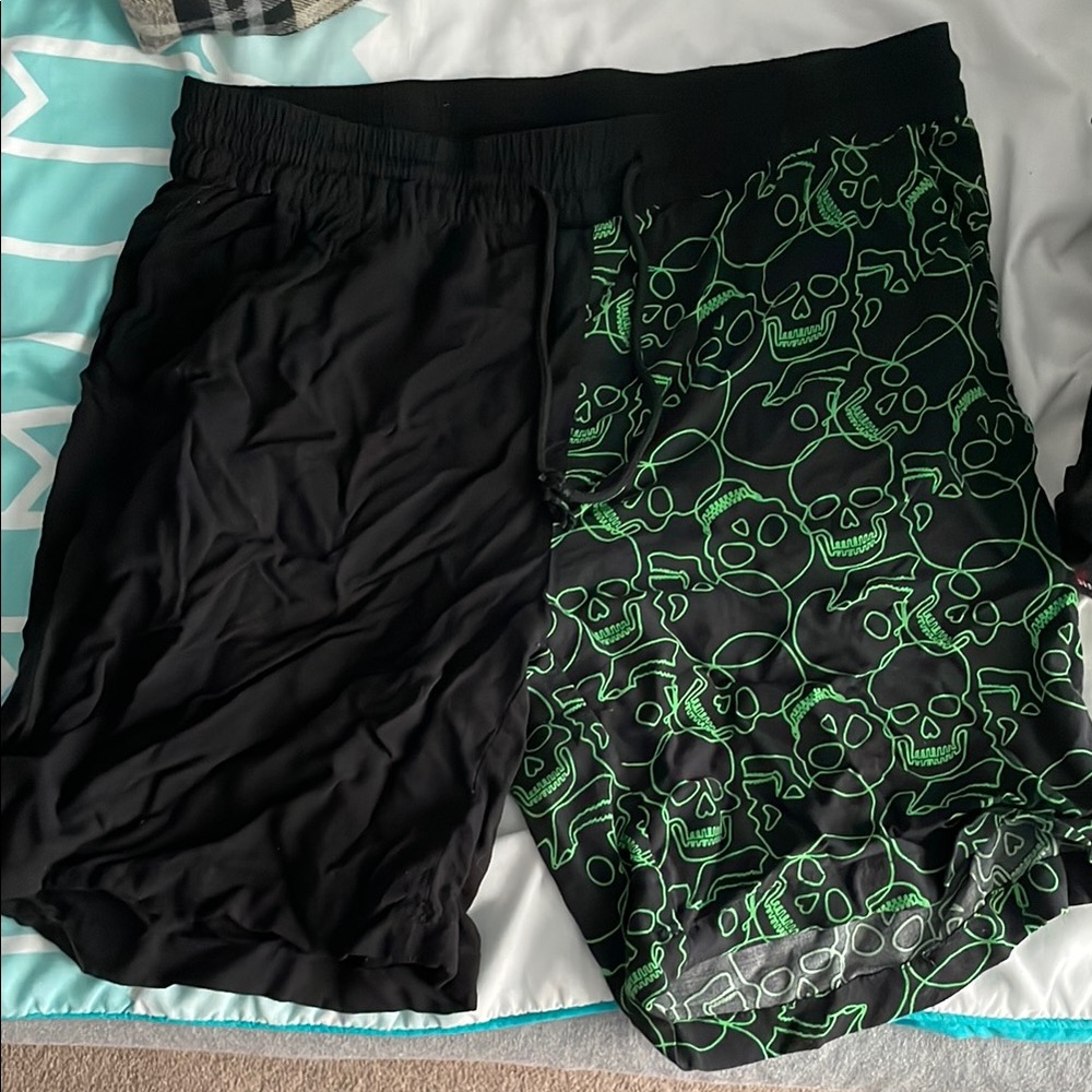 Black and Green Skull Pattern Men's Shorts hottopic